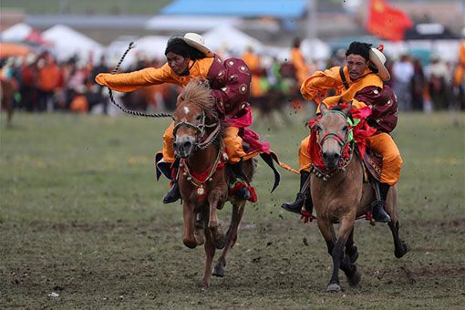 Chine : festival de courses de chevaux au Sichuan