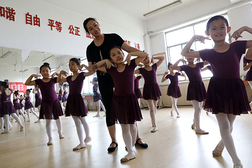 Chine: cours de danse pour les enfants pendant les vacances d'&eacute;t&eacute; au Hebei