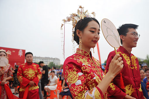 Chine: une c&eacute;r&eacute;monie de mariage collectif au Hebei