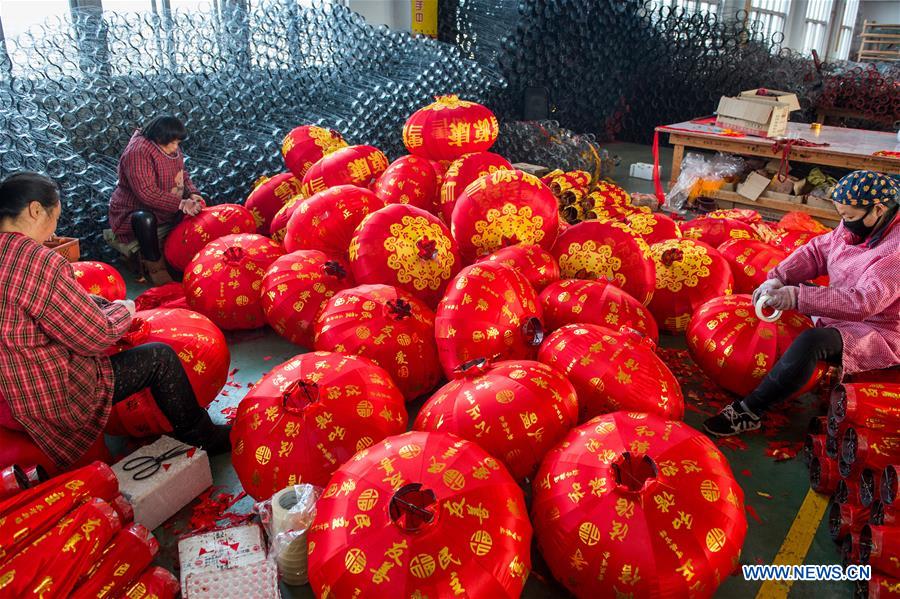 Chine : fabrication de lanternes traditionnelles dans l'est du pays