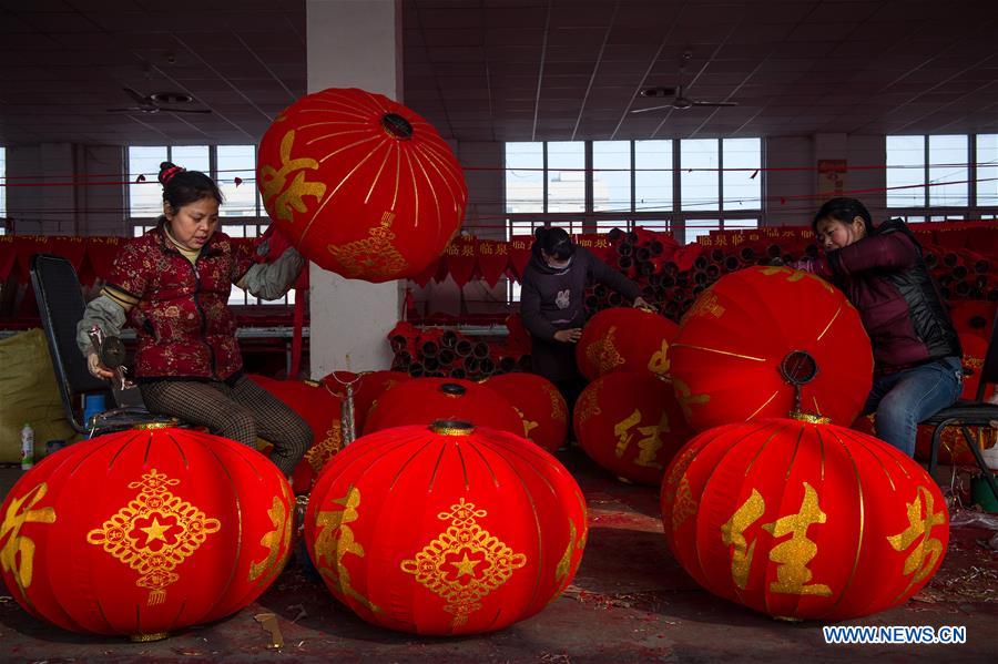 Chine : fabrication de lanternes traditionnelles dans l'est du pays