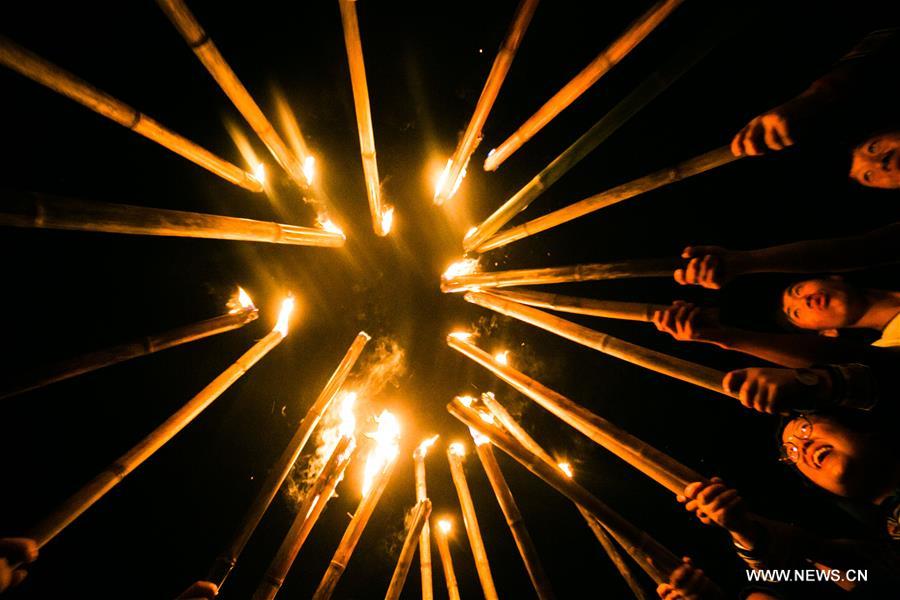 F&ecirc;te des Torches de l'ethnie Yi dans le sud-ouest de la Chine