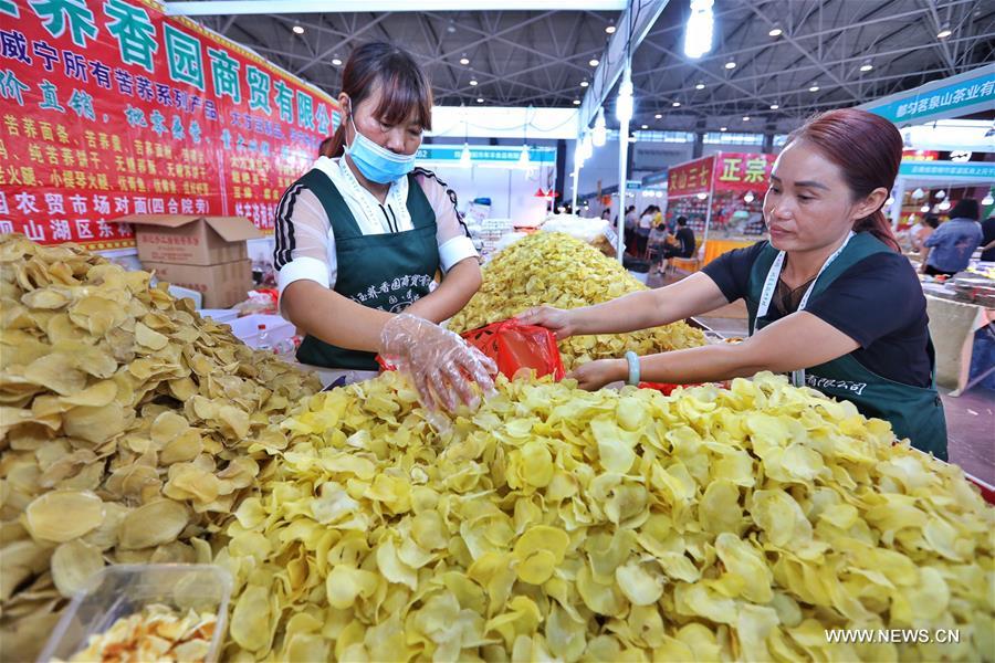  Chine : foire de produits agricoles dans le sud-ouest