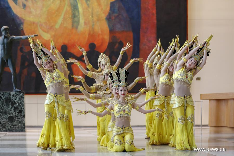Des artistes chinoises handicap&eacute;es interpr&egrave;tent la danse du Bodhisattva aux Mille Mains au si&egrave;ge de l'ONU