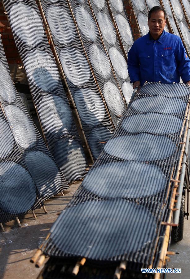 Chine : paysan s&eacute;chant de la gel&eacute;e d'amidon de patate douce 