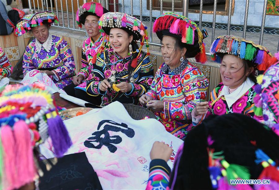Chine : broderie de l'ethnie Yi 