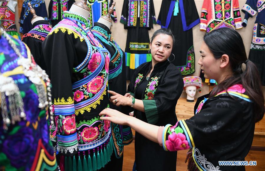 Chine : broderie de l'ethnie Yi 