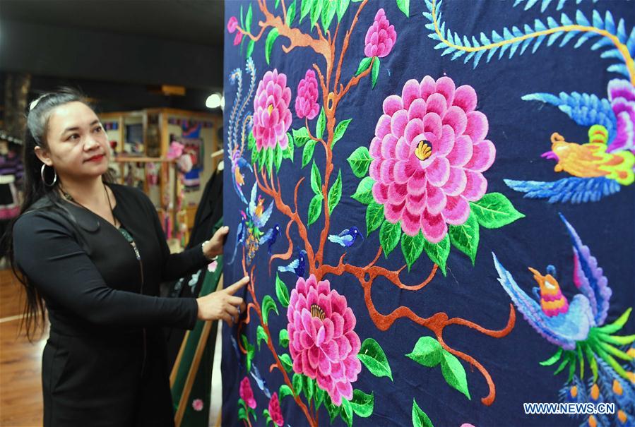 Chine : broderie de l'ethnie Yi 