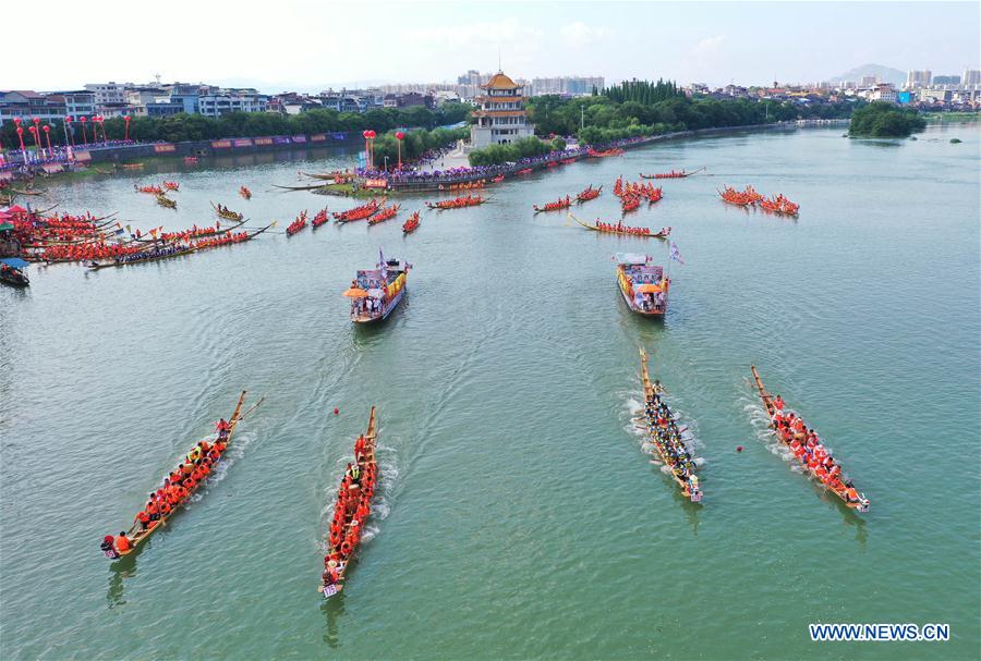 Chine : course de bateaux-dragons dans le Hunan