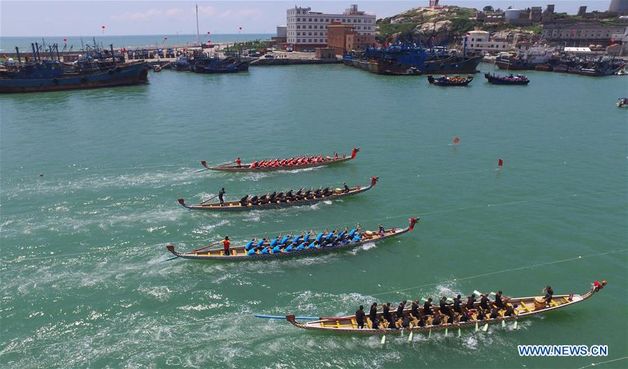 Course de bateaux-dragons dans le sud-est de la Chine