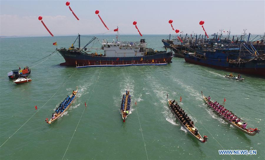 Course de bateaux-dragons dans le sud-est de la Chine