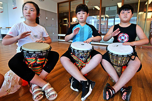 Chine : des enfants apprennent à jouer du tambour africain