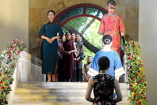 Chine: un d&eacute;fil&eacute; de qipao &agrave; Suzhou