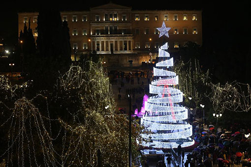 Gr&egrave;ce : sapin de No&euml;l illumin&eacute; &agrave; Ath&egrave;nes