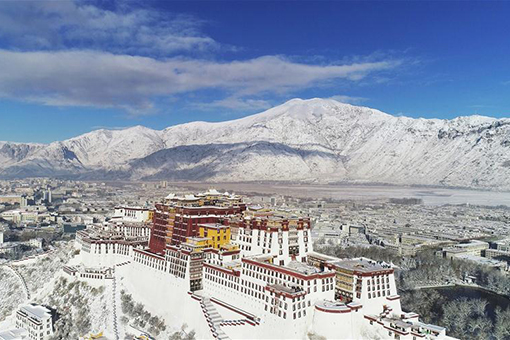 Chine: paysage enneig&eacute; &agrave; Lhassa