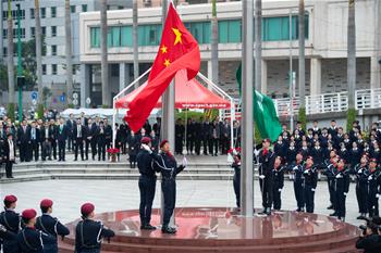 Chine : c&eacute;r&eacute;monie de lever du drapeau pour le 19e anniversaire de la r&eacute;trocession de Macao