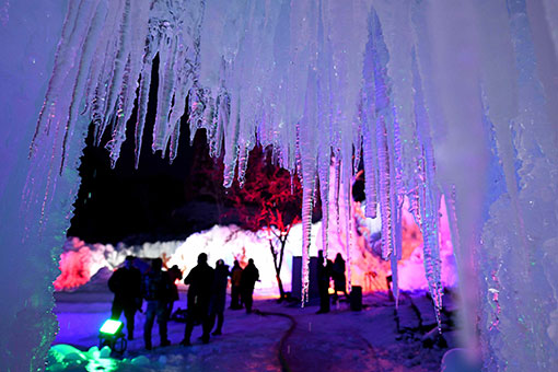 Une cascade gel&eacute;e dans le nord de la Chine
