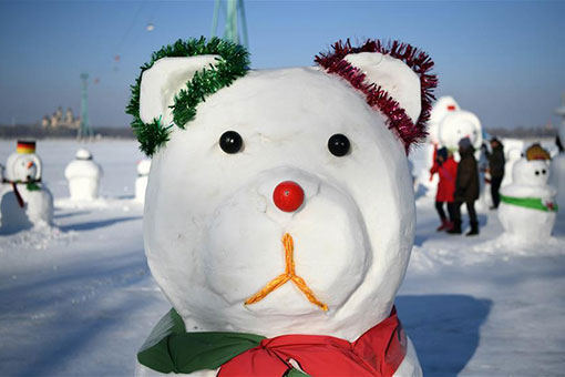 Chine : bonhommes de neige au bord de la rivi&egrave;re Songhua