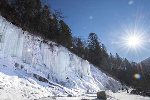 Une cascade gel&eacute;e dans le nord-est de la Chine