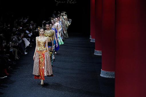 France : défilé haute couture printemps-été à Paris (Guo Pei)