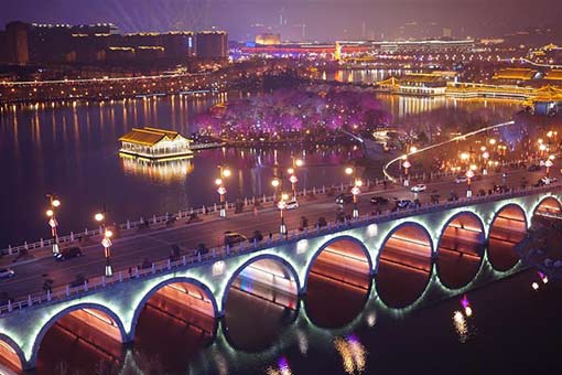Des lumi&egrave;res color&eacute;es illuminent Xi'an &agrave; l'occasion de la F&ecirc;te du Printemps