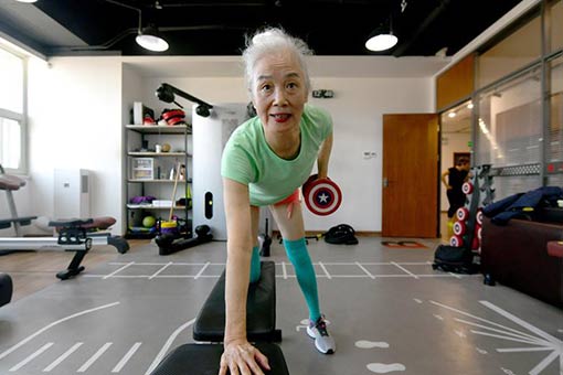 Chine : une femme de 74 ans s'entra&icirc;ne dans une salle de musculation