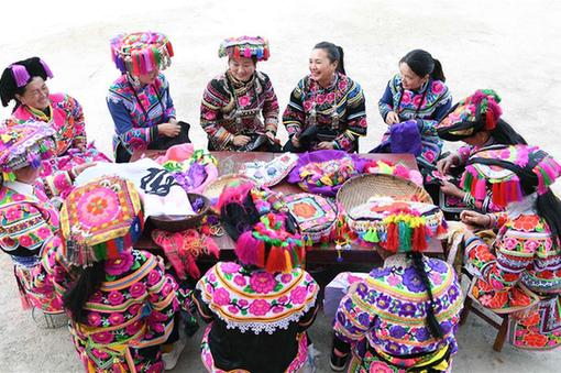 Chine : broderie de l'ethnie Yi