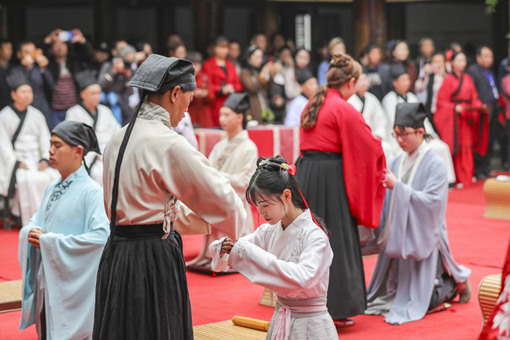 Chine : c&eacute;r&eacute;monie du passage &agrave; l'&acirc;ge adulte &agrave; Chongqing