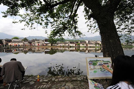 Des visiteurs dessinent dans des villages pittoresques &agrave; l'Anhui