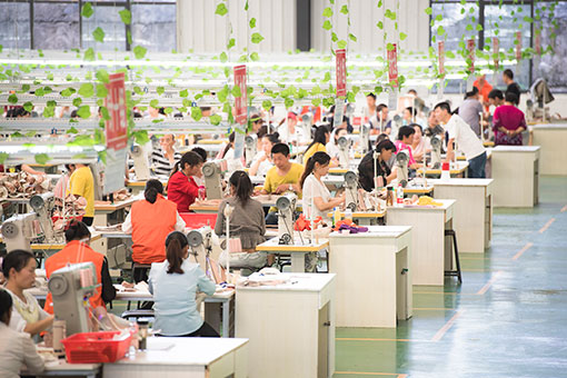 Chine : atelier de chaussures dans un village pour lutter la pauvret&eacute;