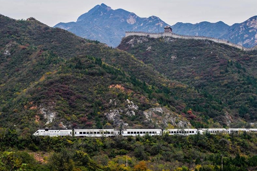 Une ligne ferroviaire vieille d'un siècle voit passer "la vitesse chinoise"