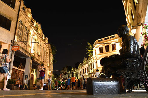 Vue nocturne de Haikou dans le sud de la Chine
