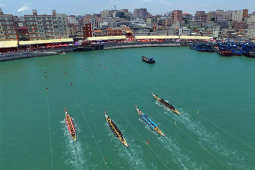 Course de bateaux-dragons dans le sud-est de la Chine