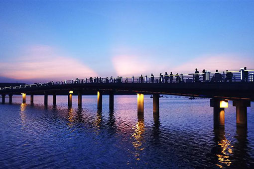 Des gens visitent le lac Feicui &agrave; Hefei dans l'est de la Chine