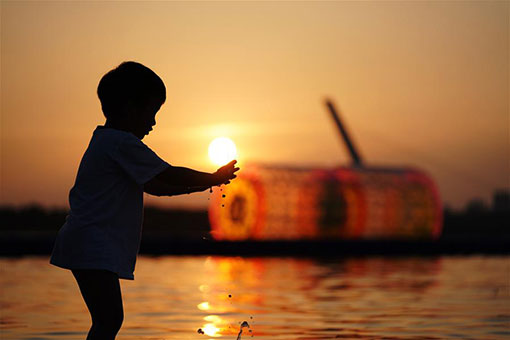 Des gens jouent pr&egrave;s de la rivi&egrave;re Songhuajiang dans le nord-est de la Chine