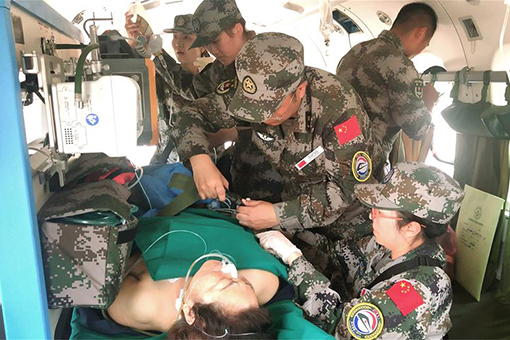Une équipe médicale de l'APL au secours de touristes chinois blessés au Laos