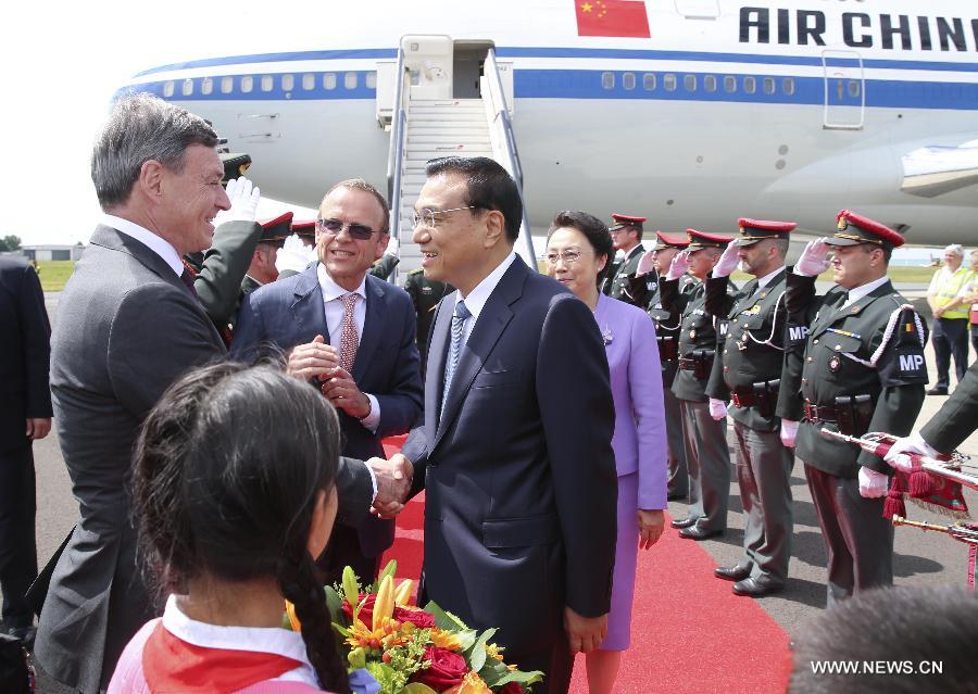 （时政）李克强抵达布鲁塞尔出席第十七次中国欧盟领导人会晤
