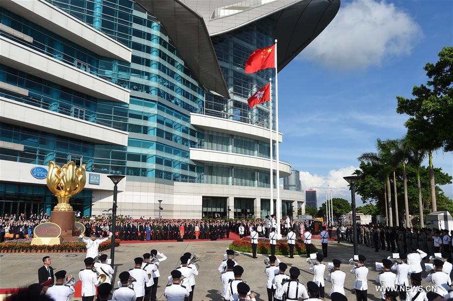 Lever de drapeaux à l'occasion du 20e anniversaire de la rétrocession de Hong Kong  à la Chine
