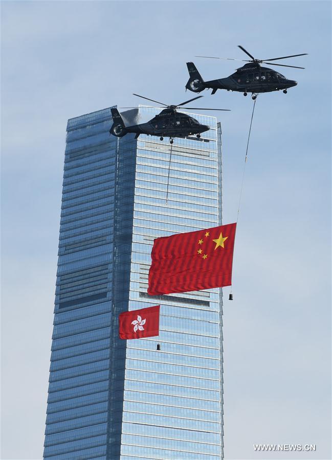 Lever de drapeaux à l'occasion du 20e anniversaire de la rétrocession de Hong Kong  à la Chine