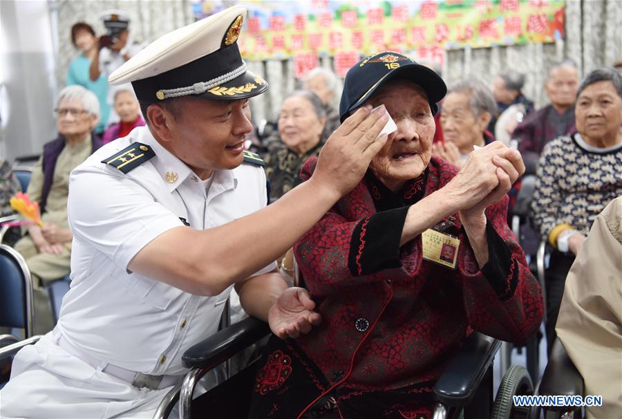 Hong Kong : des soldats du porte-avions Liaoning visitent une maison de retraite