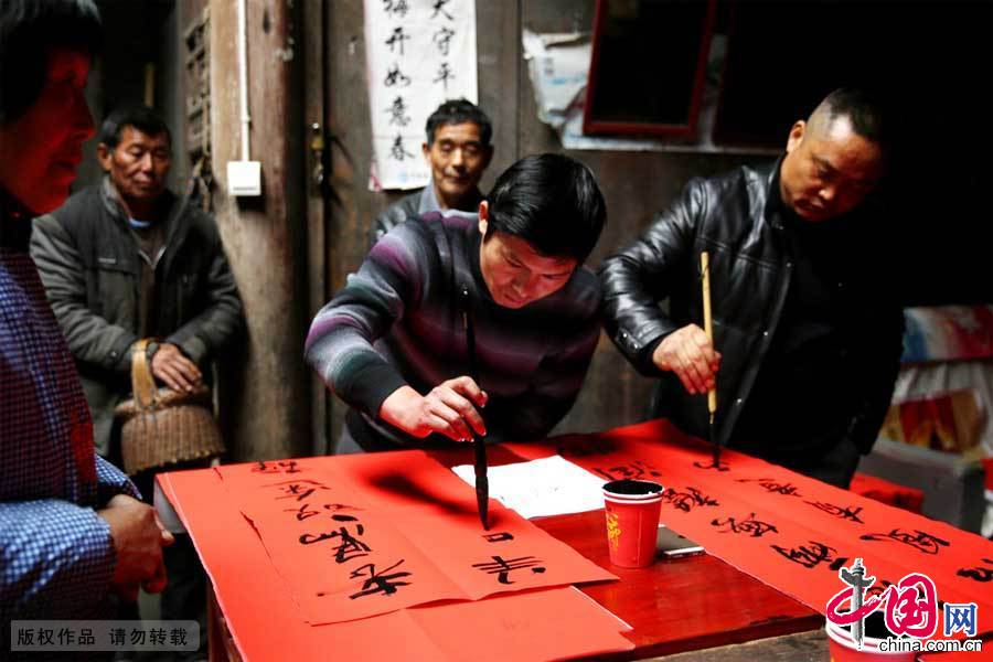 Nouvel An : des calligraphes distribuent des sentences parallles