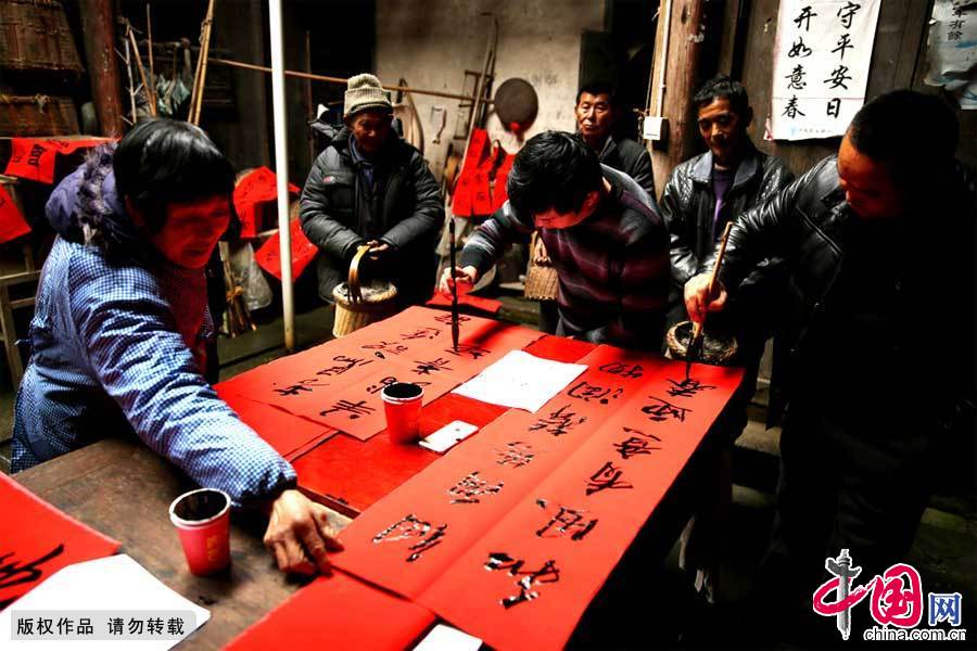 Nouvel An : des calligraphes distribuent des sentences parallles