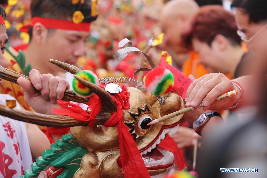 （XHDW）（4）澳门举办传统节日活动：舞醉龙