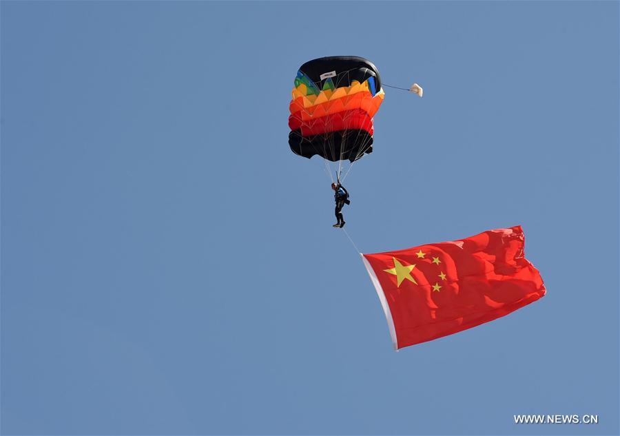 Chine : représentation d'acrobatie aérienne dans le Gansu 