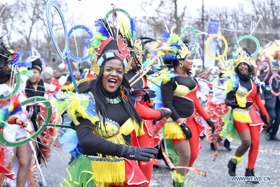 France : d&eacute;fil&eacute; du Nouvel An &agrave; Paris