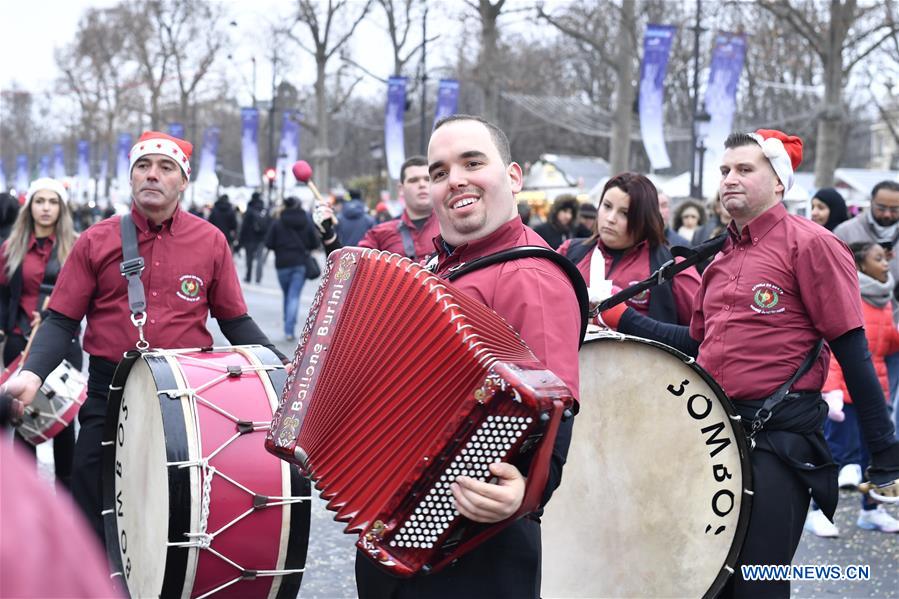 France : d&eacute;fil&eacute; du Nouvel An &agrave; Paris