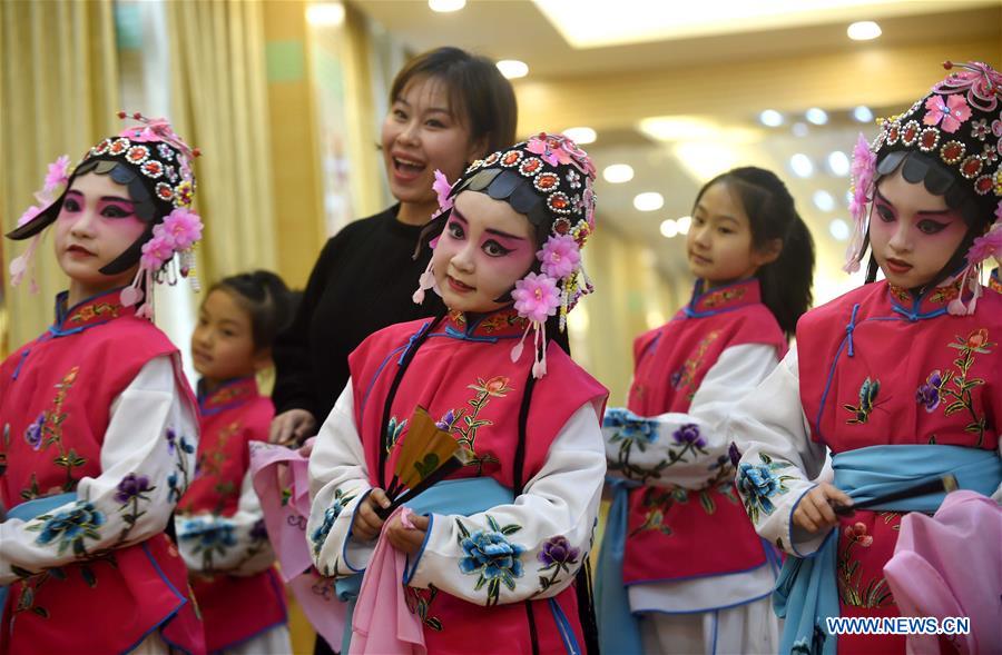 Des enfants jouent l'Opéra de Beijing à Hefei