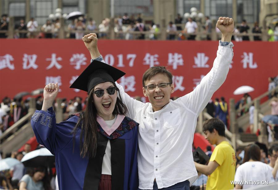 Chine : cérémonie de remise des diplômes dans une université