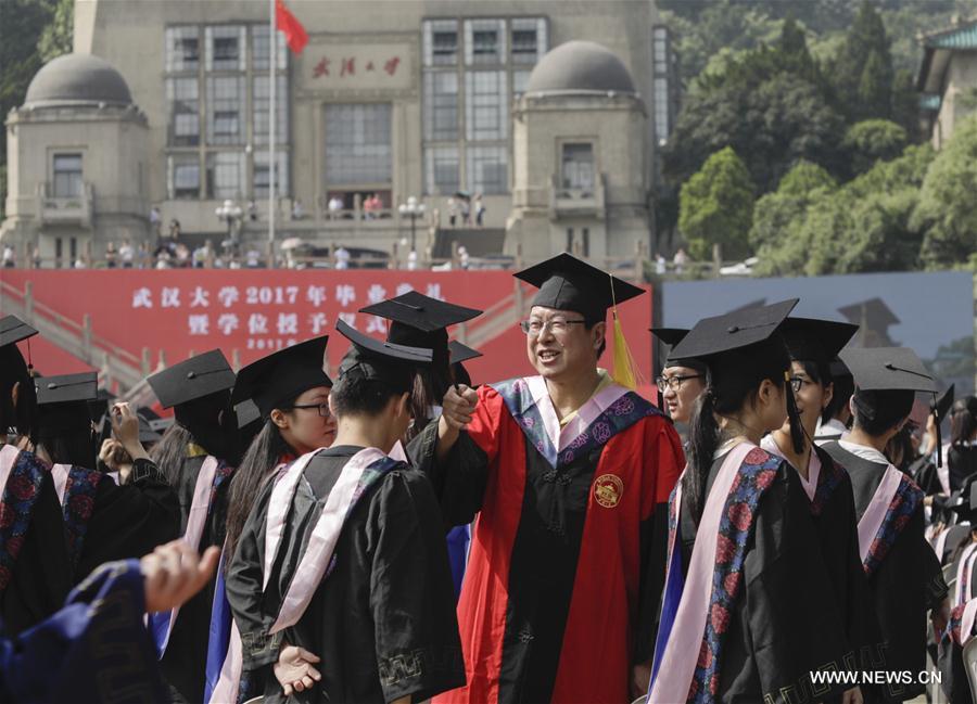 Chine : cérémonie de remise des diplômes dans une université