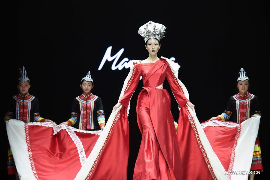 Chine : défilé de mode inspiré par l'ethnie Yi